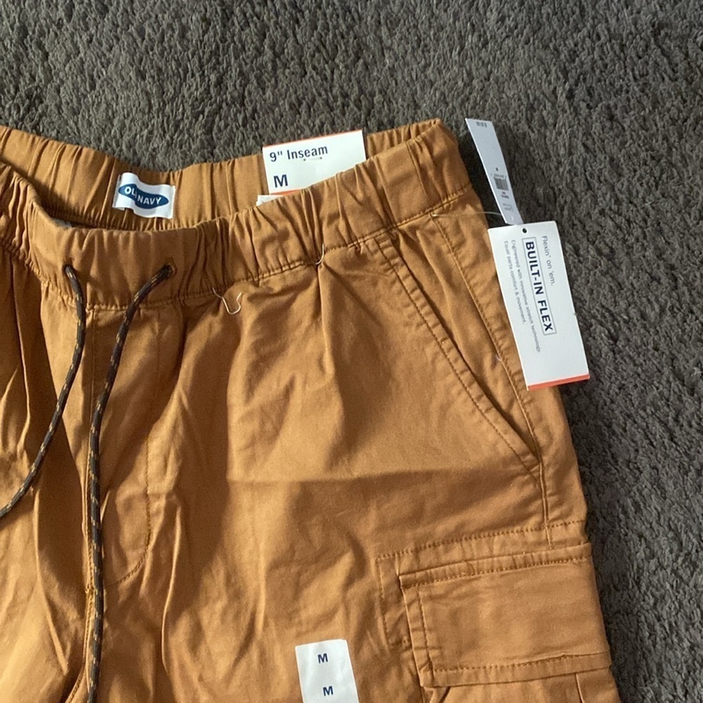 NWT Men’s Old Navy 9 inch inseam built in flex cargo shorts 🩳 - Picture 2 of 3